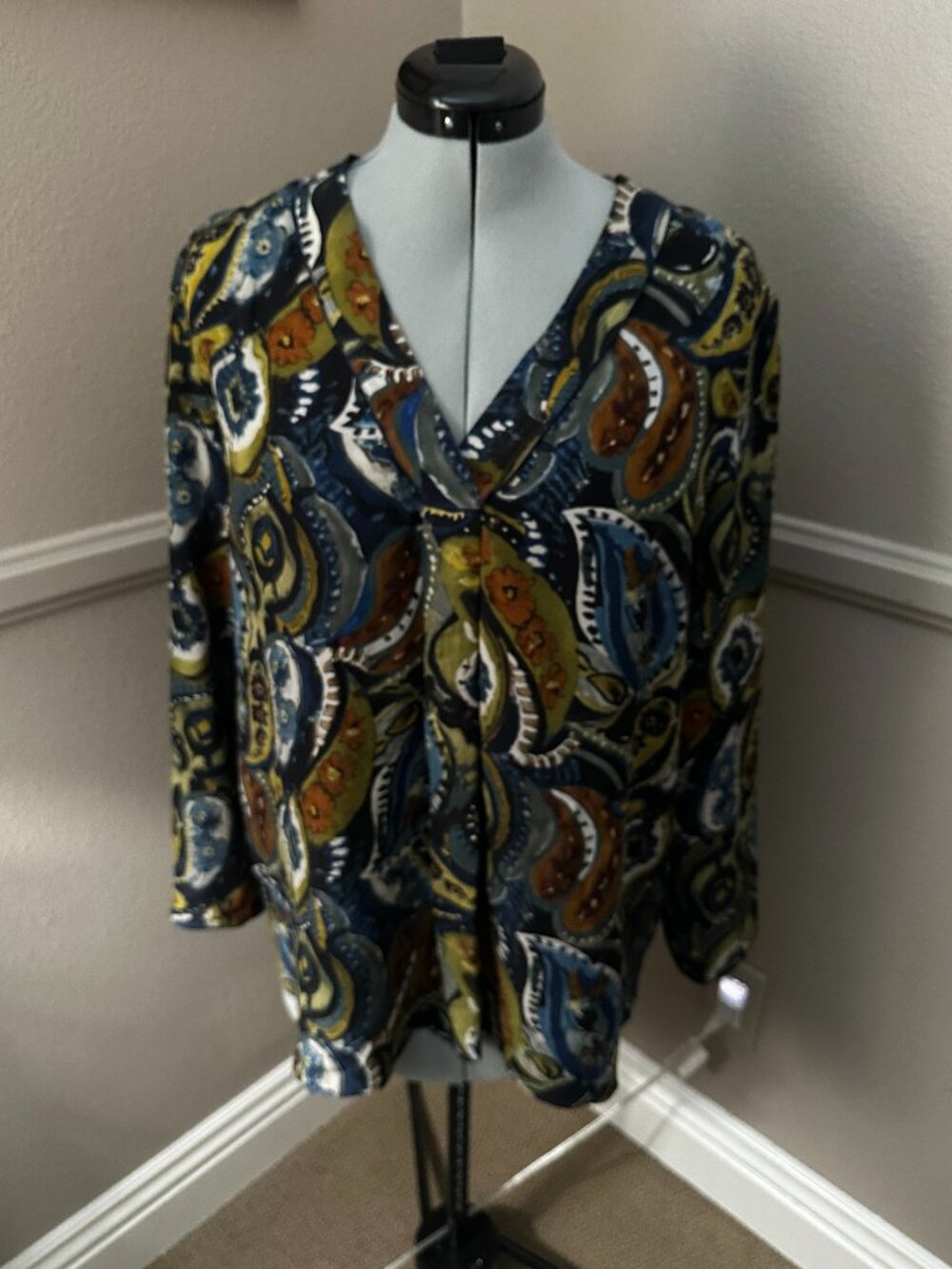 Lafayette 148 New York 100% silk blouse in a paisley floral print.